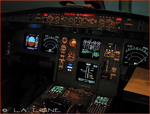 Cockpit de l'A340-300 F-GNIF sur le point de quitter Lagos