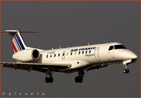 Atterrissage d'un ERJ-135 de Regional  Roissy