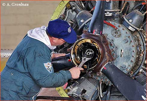 Membre du Conservatoire de l'Air et de l'Espace d'Aquitaine au travail sur un Canadair CL-215,  Marignane